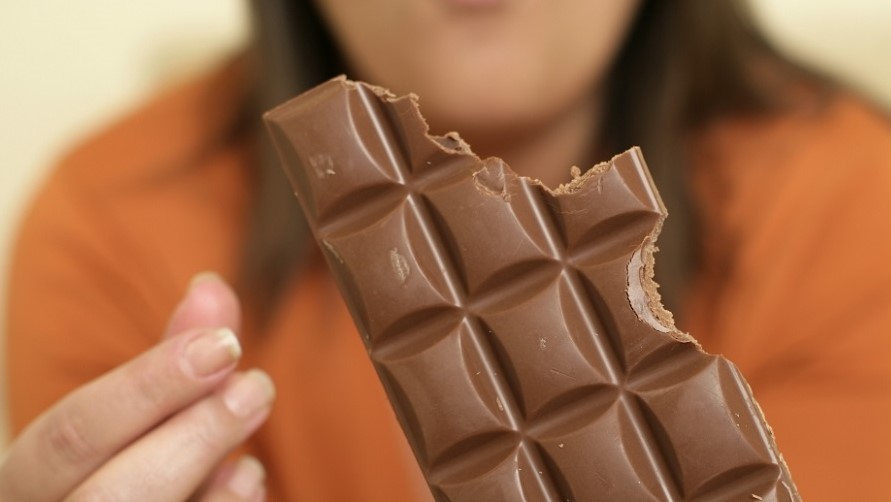 Frau isst Tafel Schokolade Frau isst Tafel Schokolade